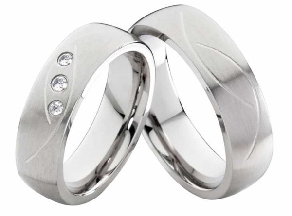 Elegante Edelstahlringe E147 mit Zirkonias und Gravur