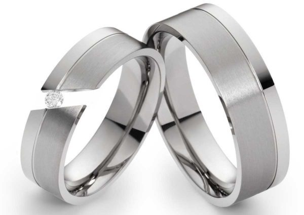 Elegante Edelstahlringe E138 mit Zirkonia und Gravur